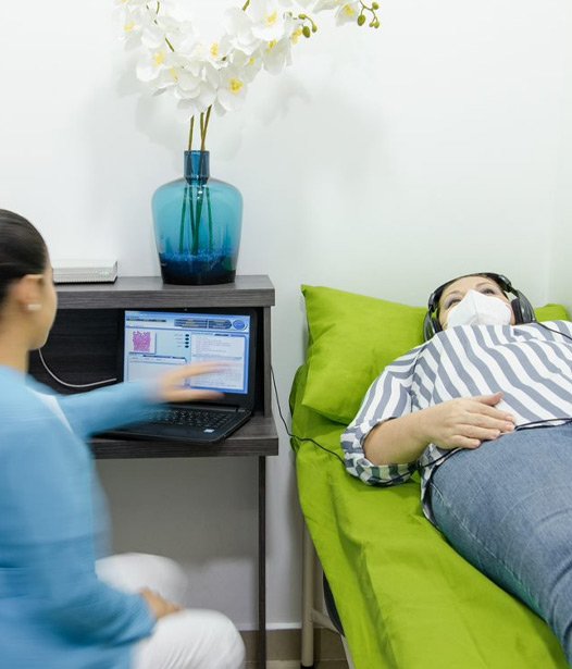 Examen con tecnología no invasiva en Detox Life